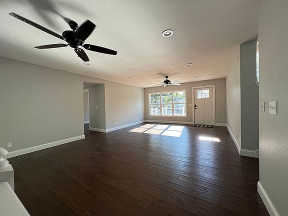 5th image of 413 Lemonwood Ln
