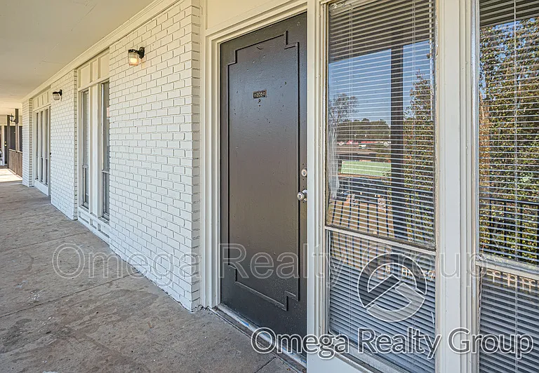South Court Apartments — Photo 6