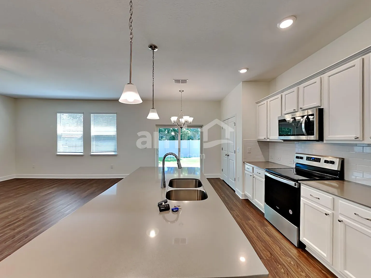 4 bed, 2.5 bath, 1977 sqft, $2,535 — Photo 3