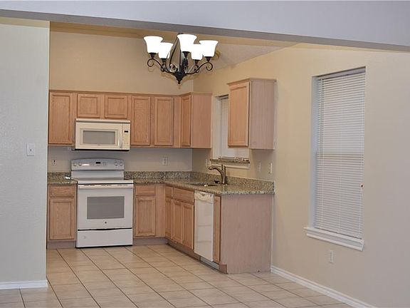 5th image of 820 Ogden Dr