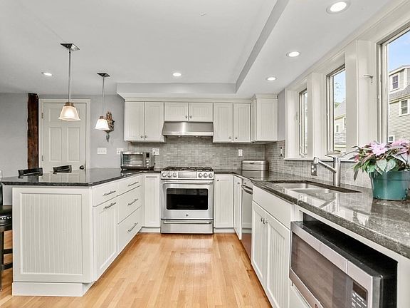 4th image of 33 Cottage St