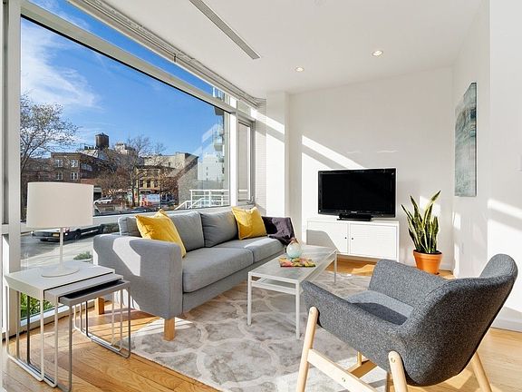 2nd image of 524 Manhattan Ave APT 1B