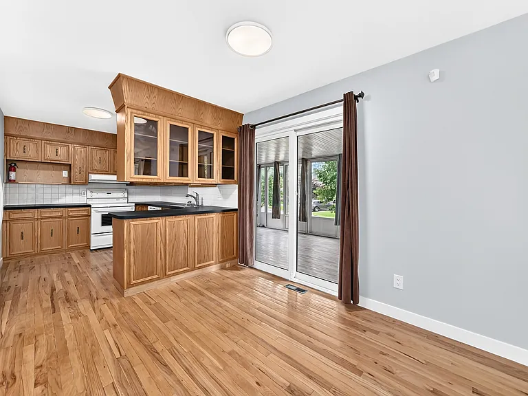 64 Riverton Ave — Photo 3