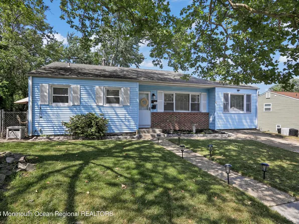 8 Oakwood Drive, Hazlet, NJ 07730