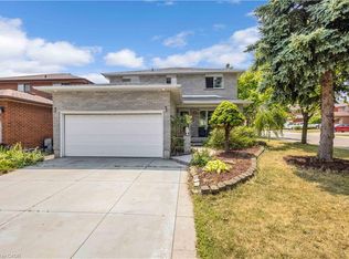 2 Robespierre Ct, Hamilton, ON L9B 2G6