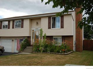 6927 Northview Dr, Lockport, NY 14094