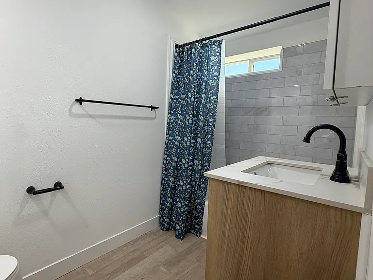 13950 Hesperia Rd #1B — Photo 9