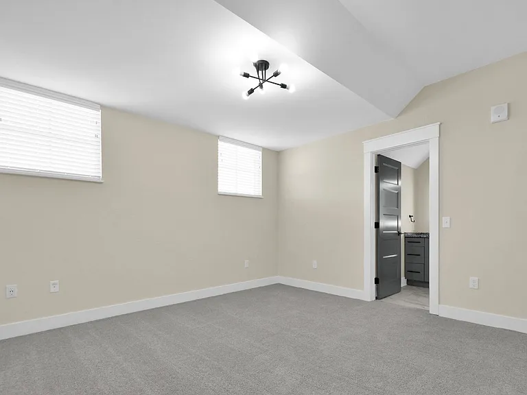 Beautiful luxury apartments available close to downtown! — Photo 16