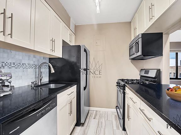 3rd image of 400 E 70th St APT 608