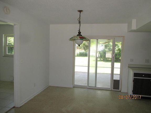 3rd image of 110 NW Airoso Blvd