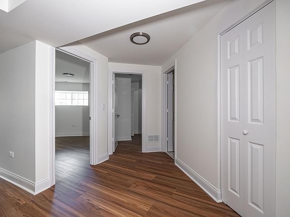 5th image of 3107 N Harding Ave #1W
