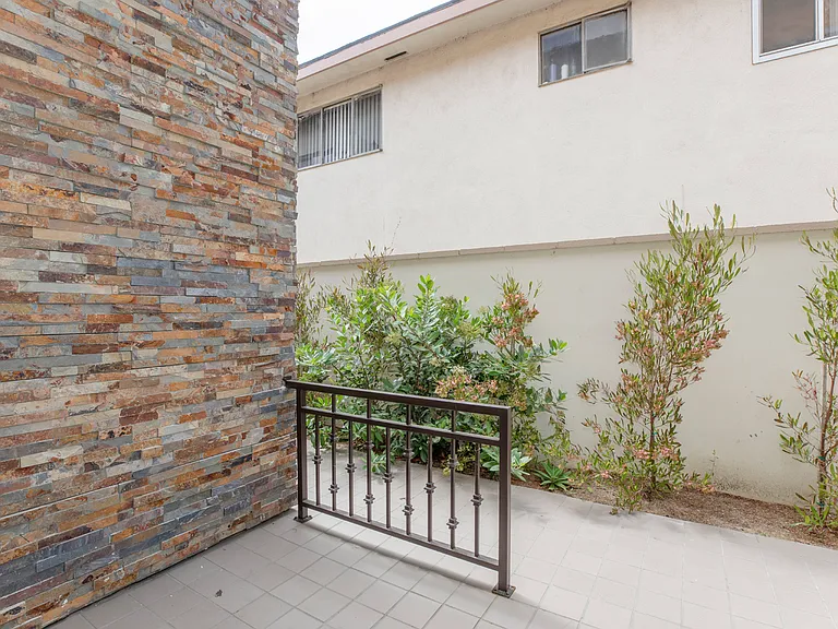 1029 Melrose Ave #104 — Photo 58