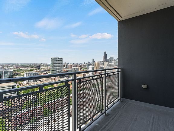 5th image of 1901 S Calumet Ave #2712