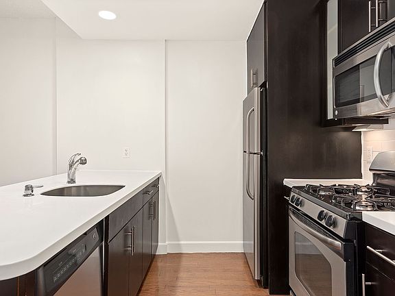 5th image of 4134 Crescent St APT 10m