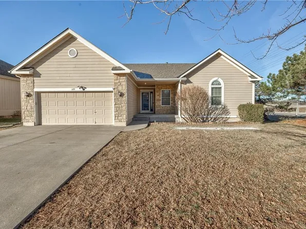 123 N Indian Wells Dr, Olathe, KS 66061