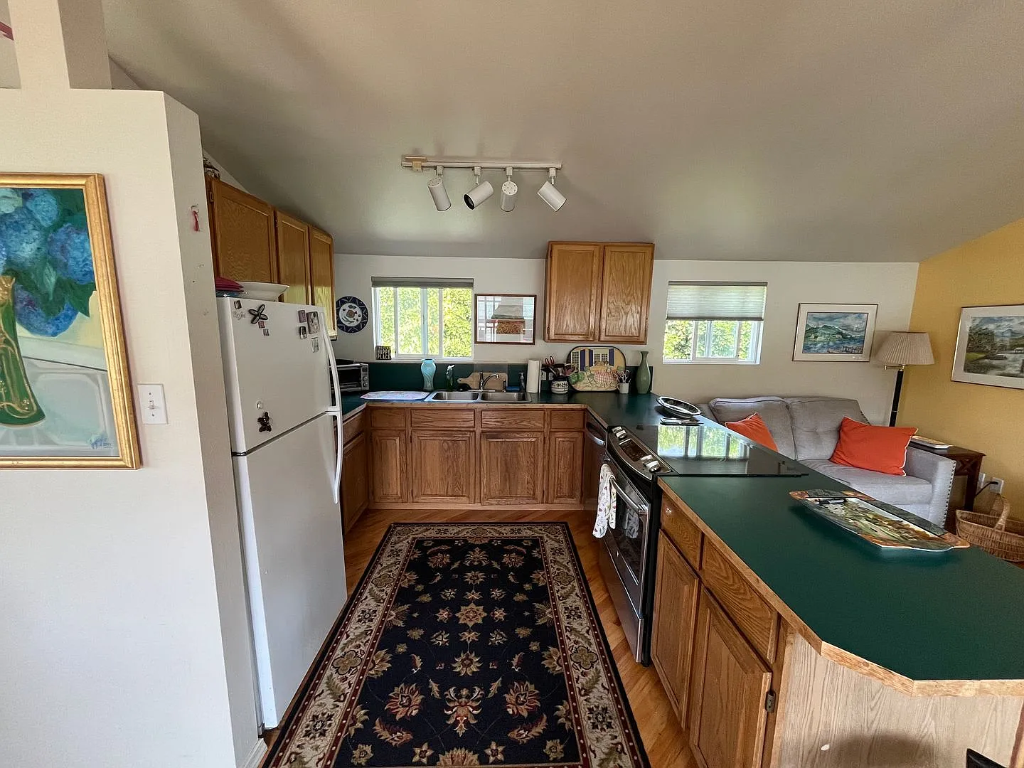 Short Term Furnished Rental: Beautiful Lakeside 2 Bed 1.5 Bath — Photo 4
