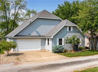 7 E Prahls Dr, Neoga, IL 62447