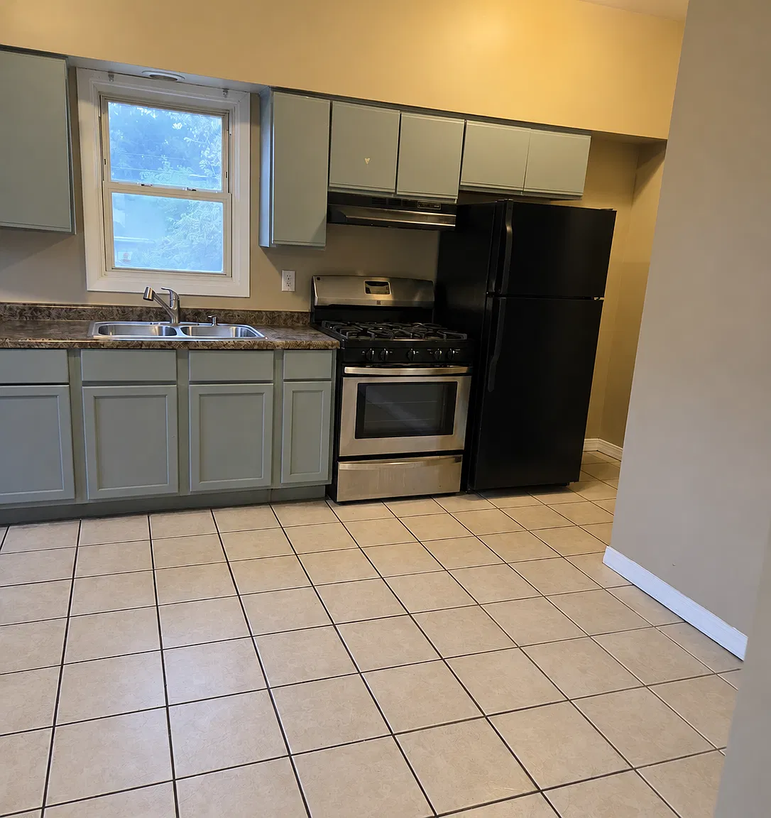 3 bed, 1000 sqft, $1,795 — Photo 3