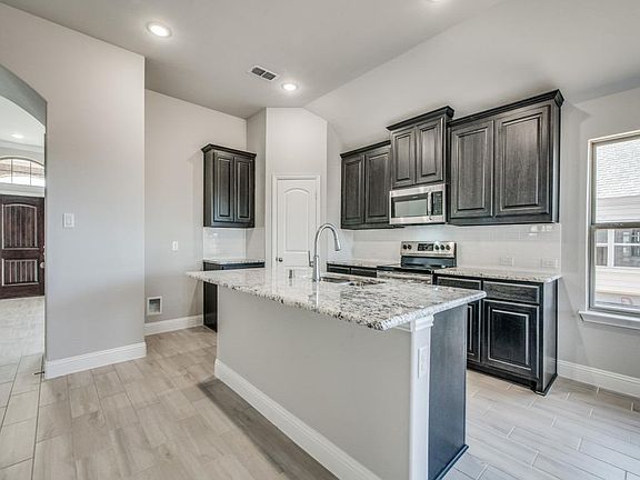 5th image of 512 Redbud Dr
