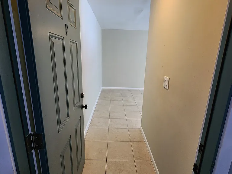 933 Laurel Dr — Photo 3