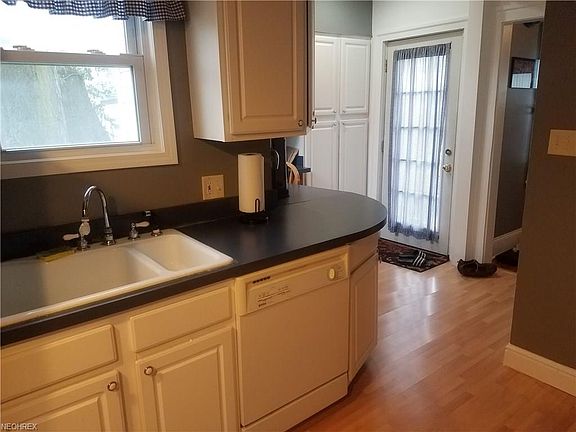 3rd image of 1659 Parkwood Rd