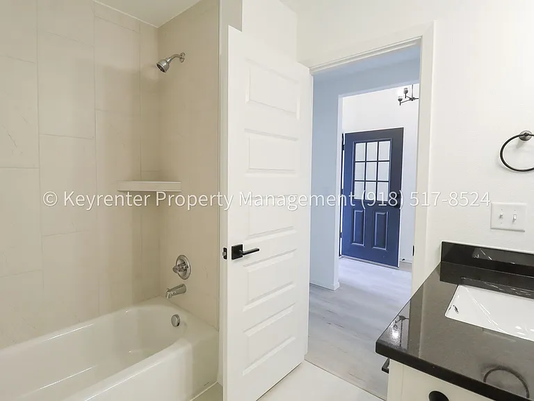 2908 S Redwood Ave — Photo 29