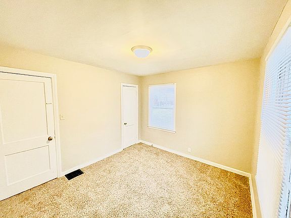5th image of 3644 Kinnear Ave