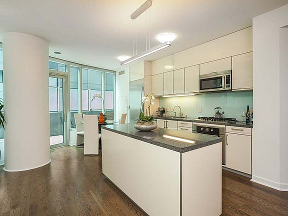 3rd image of 338 Spear St Unit 3F