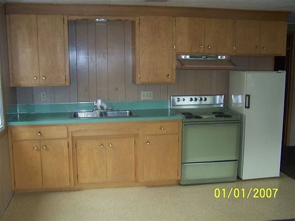 134 W. Maple upper studio kitchen