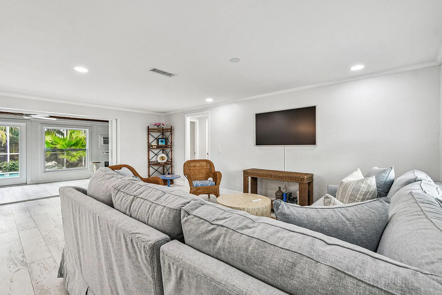 2 bed, 2.0 bath, 1377 sqft, $6,750 — Photo 3