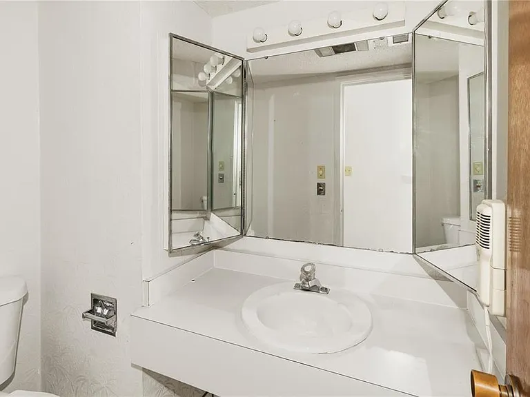 2114 Corner Lake Dr #E — Photo 9
