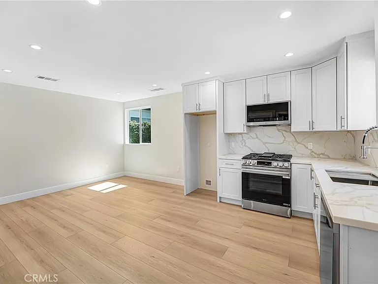 6724 Katherine Ave — Photo 2