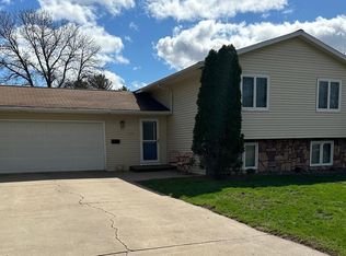 206 3rd St E, Tracy, MN 56175