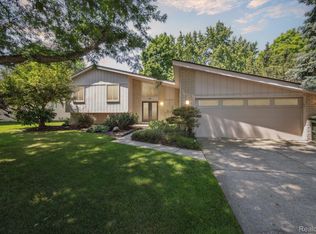 427 Rolling Green Cir S, Rochester Hills, MI 48309