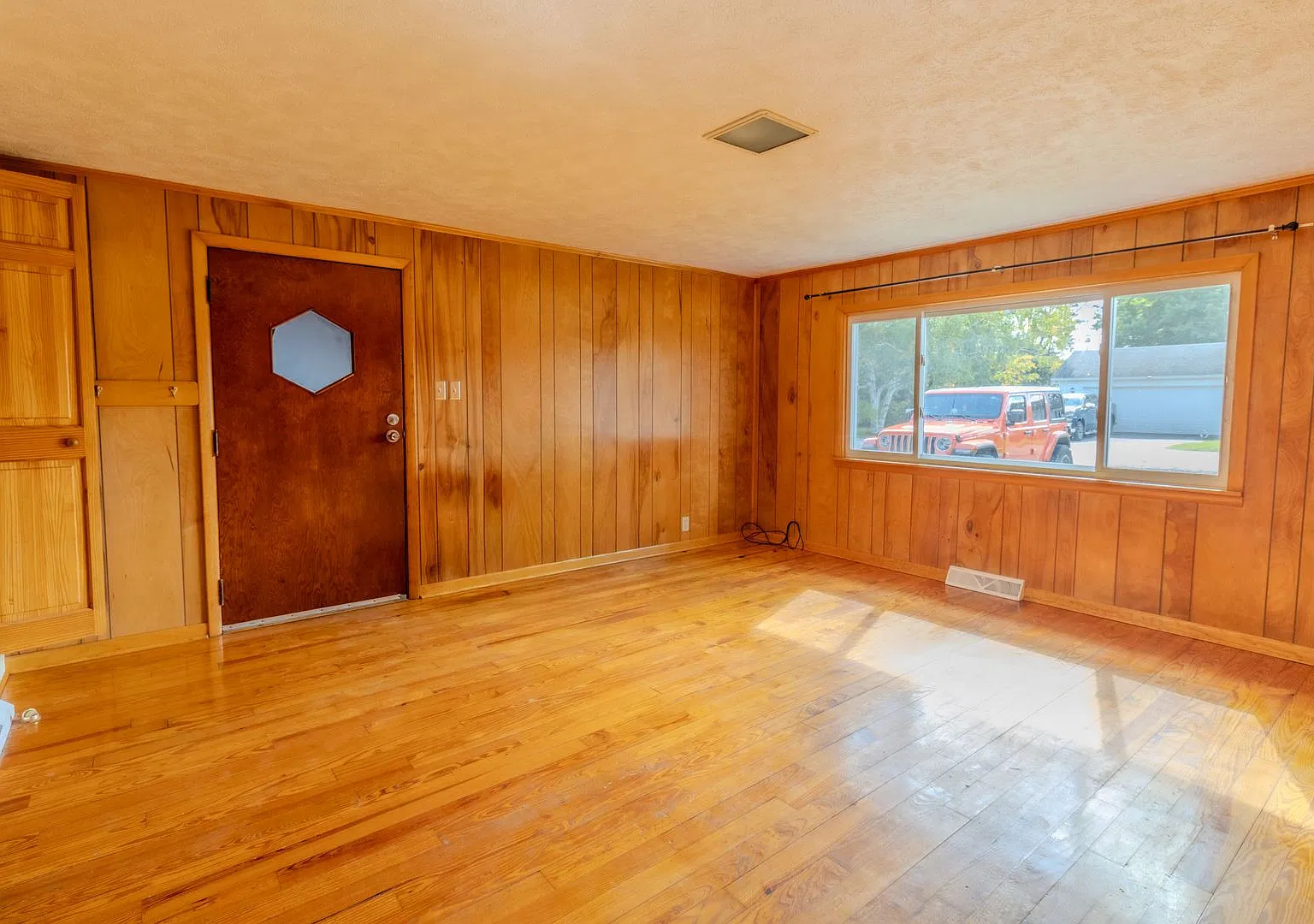 Well Maintained Home in Great TC Location — Photo 4
