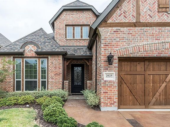 4th image of 2025 N Hill Dr
