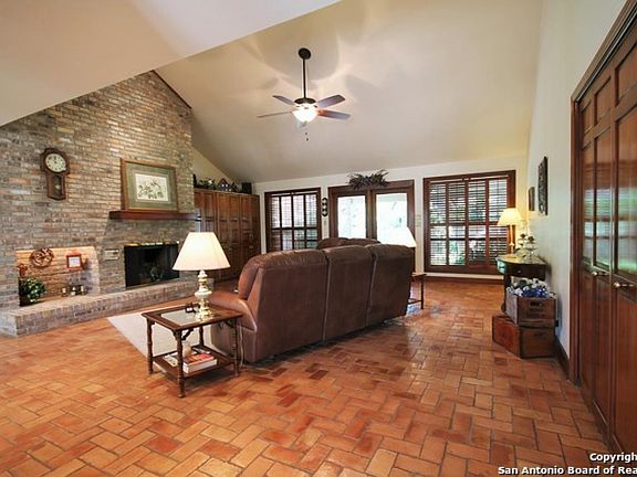 5th image of 414 Stonewood St