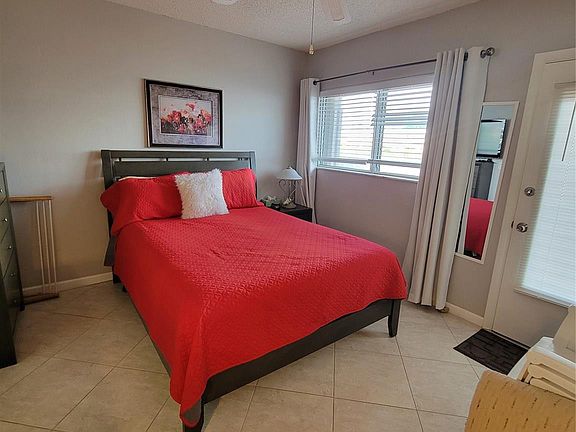 2nd image of 901 SW 11th Avenue #H6