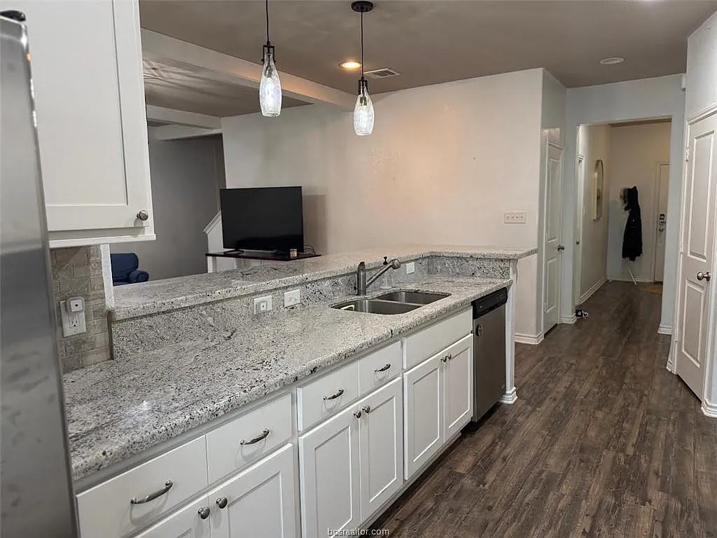4 bed, 4.5 bath, 2099 sqft, $2,800 — Photo 2