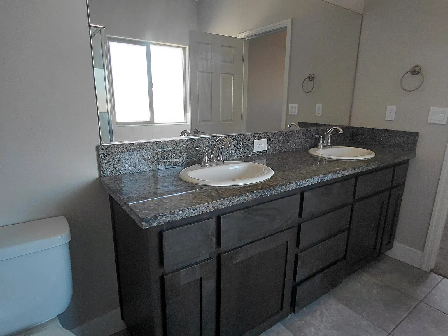 5 bed, 2500 sqft, $3,300 — Photo 2