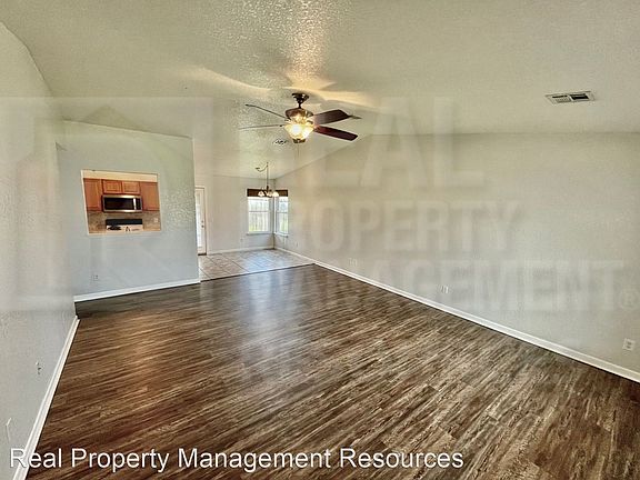 3rd image of 913 Hyacinth Hollow Dr