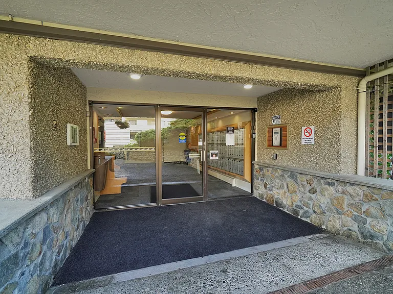 252 Gorge Rd E — Photo 9