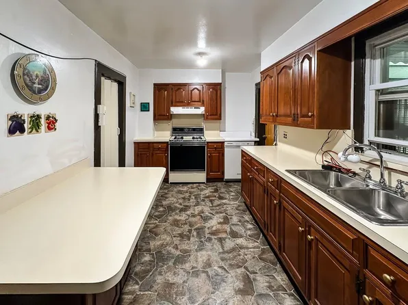 38 Van Reypen Street image 3 of 20