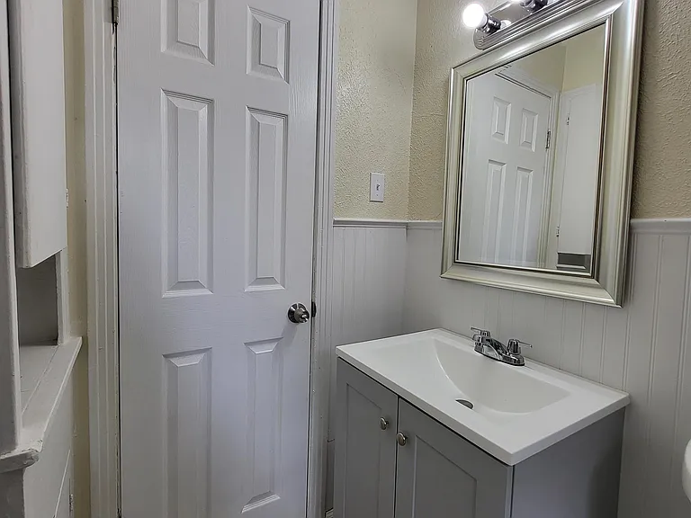 1112 Williamson Ave — Photo 6