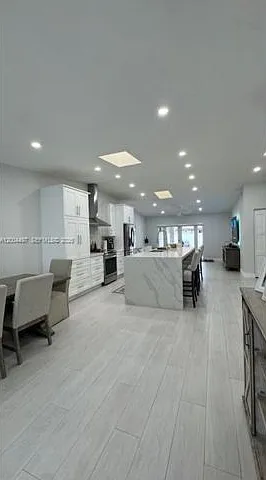 3 bed, 2.0 bath, 1484 sqft, $3,900 — Photo 3