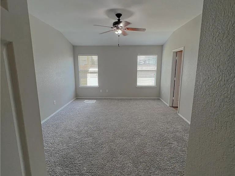 325 Altamont St — Photo 13