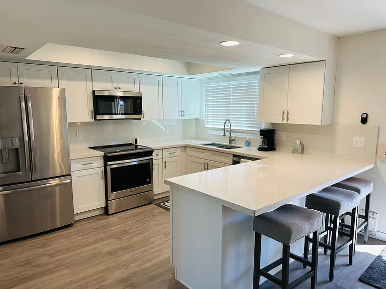 2822 E Clarendon Ave — Photo 3