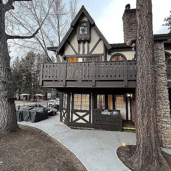 Switzerland Dr — Photo 1