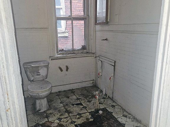 2nd image of 1711 Walnut St