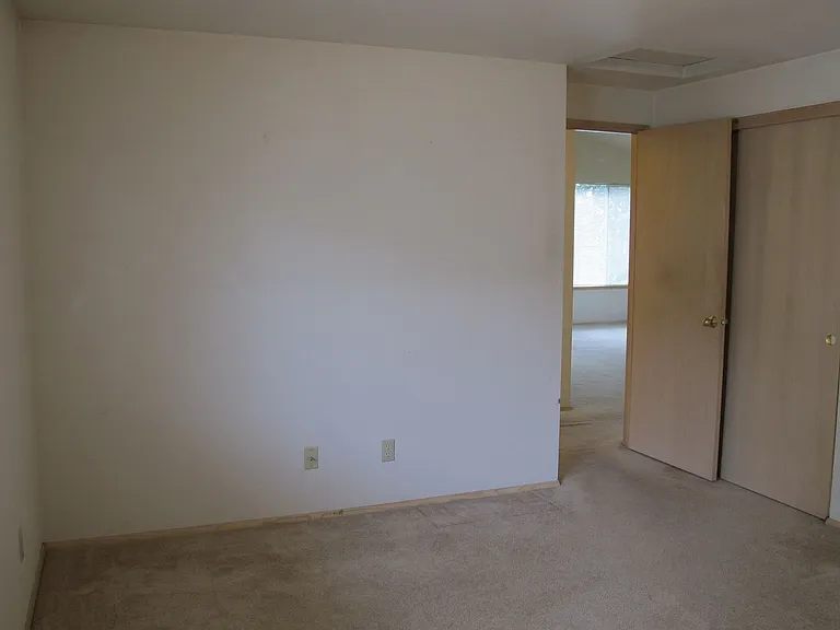 950 SE Ireland St — Photo 7